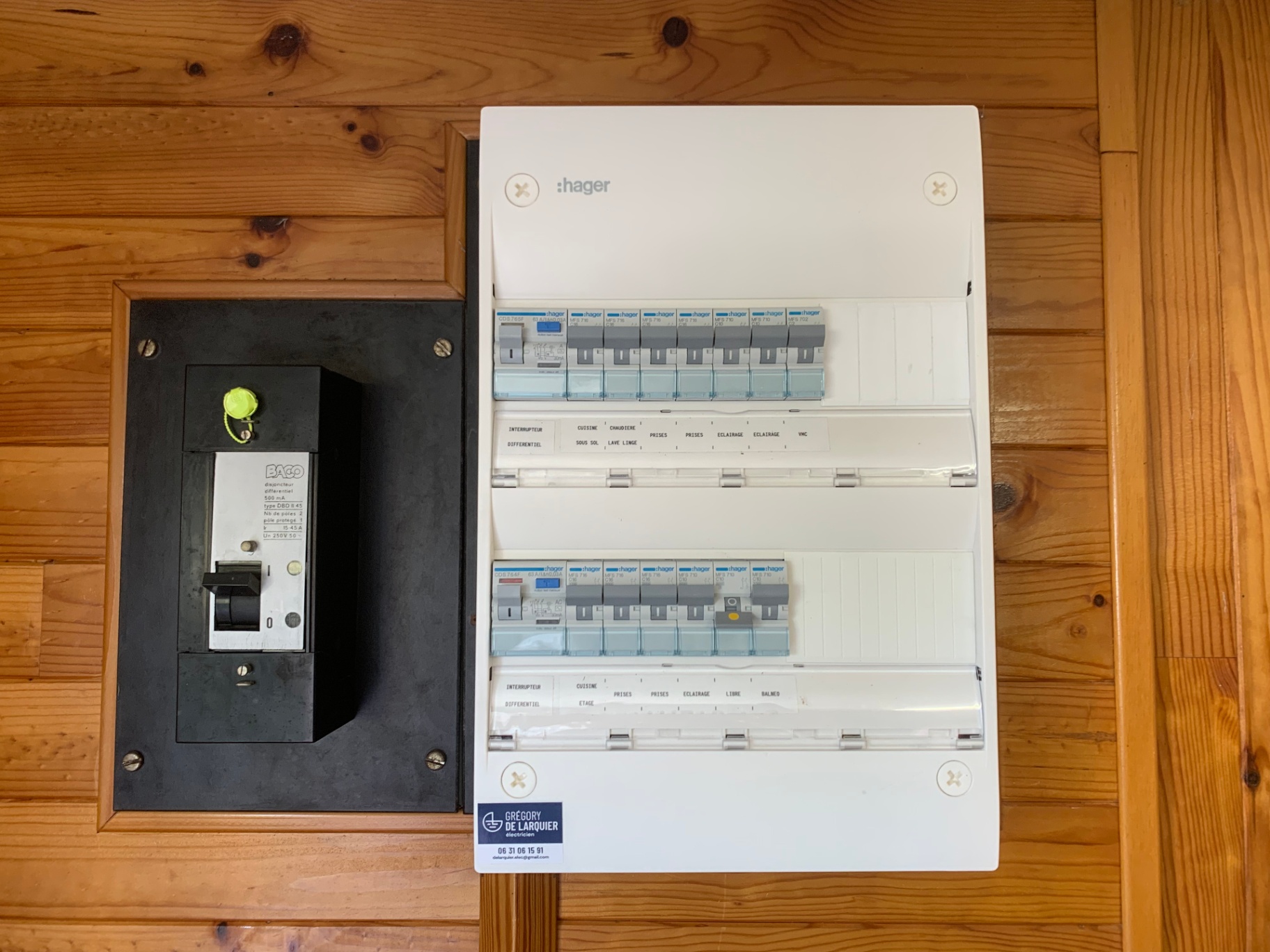 Tableau électrique Hager installé sur mur en bois