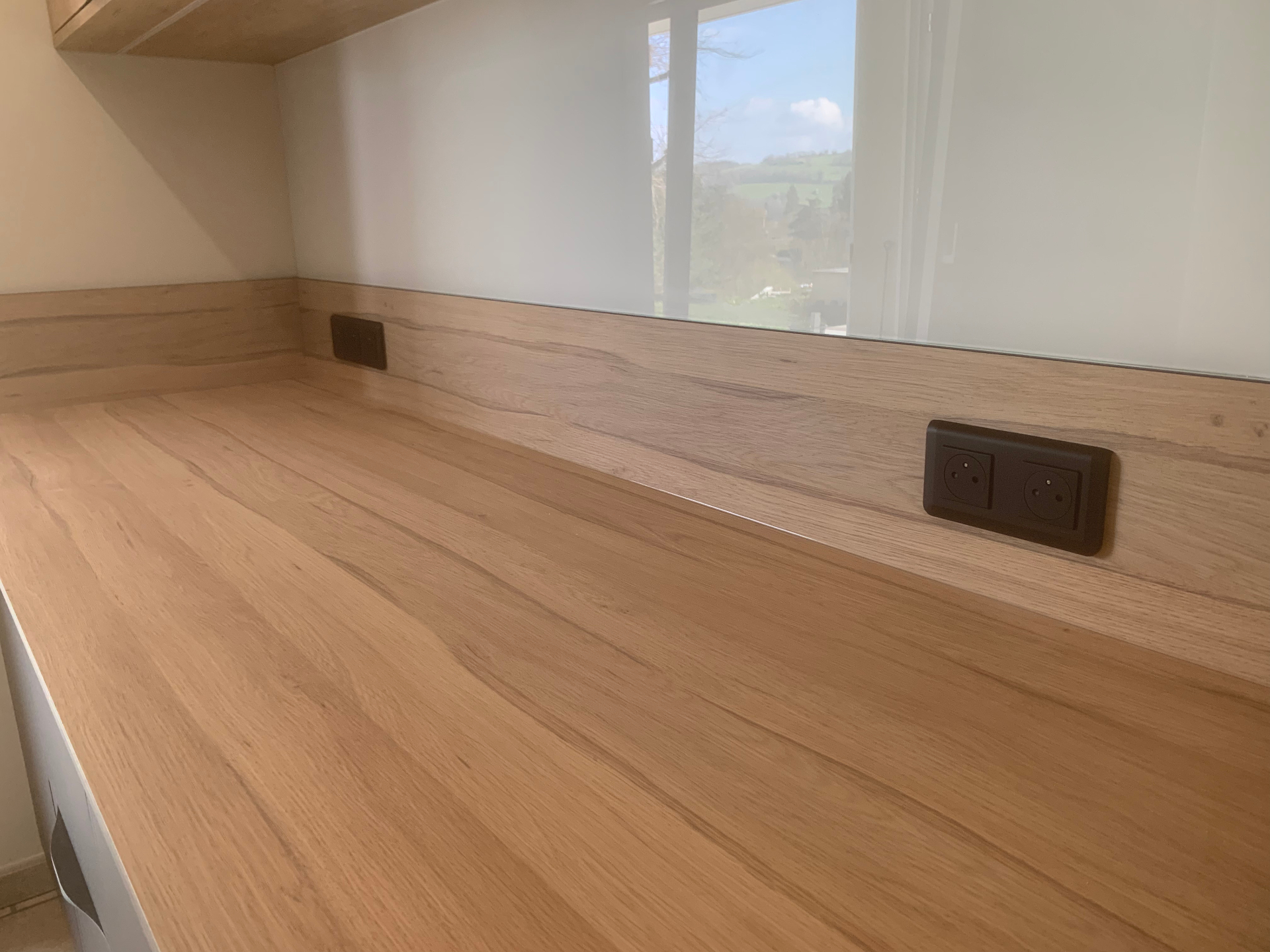 Plan de travail en bois avec prises encastrées noires